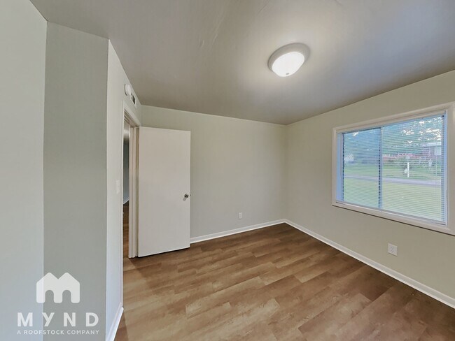 Building Photo - 217 E Haven Dr NE