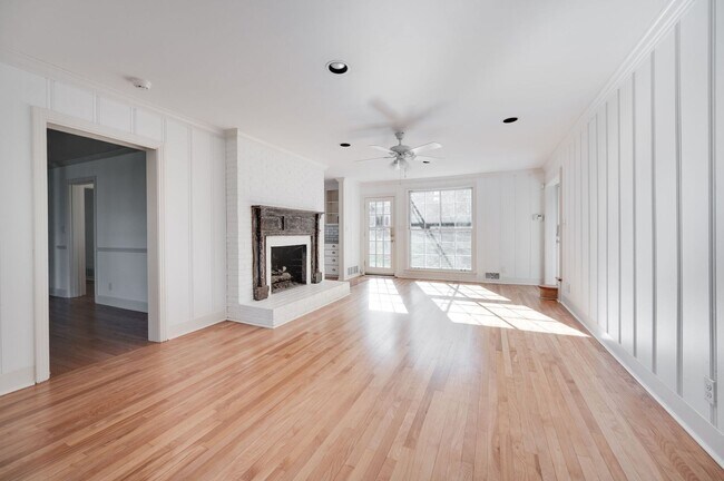 Building Photo - Fantastic renovated 5BE/4BA family home on beautiful oversized private Lot in the heart of Belle ...