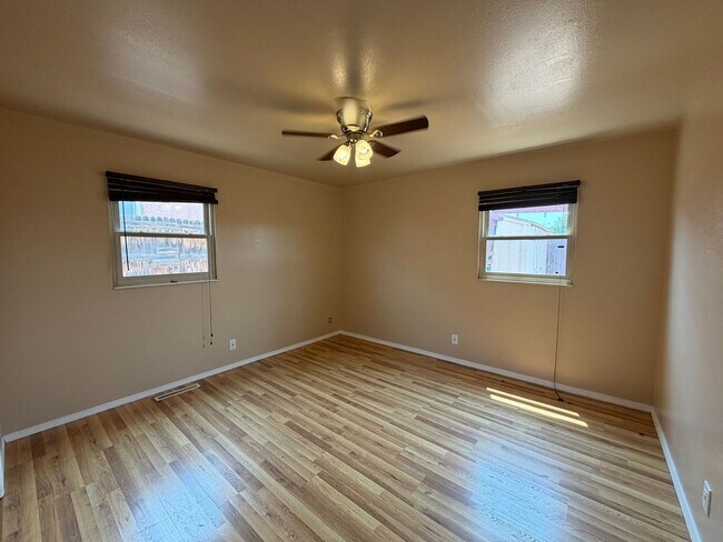 Building Photo - Cozy 4 Bedroom 2 Bathroom Home In The NE!
