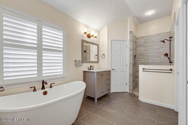 Building Photo - 813 W American Eagle Dr
