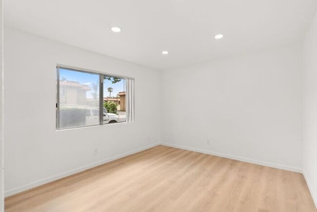 Building Photo - NEWLY RENOVATED South HB Gem!