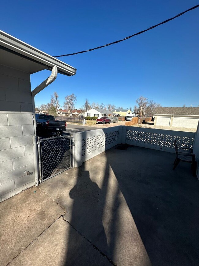 Building Photo - Large 3 Bedroom apartment!