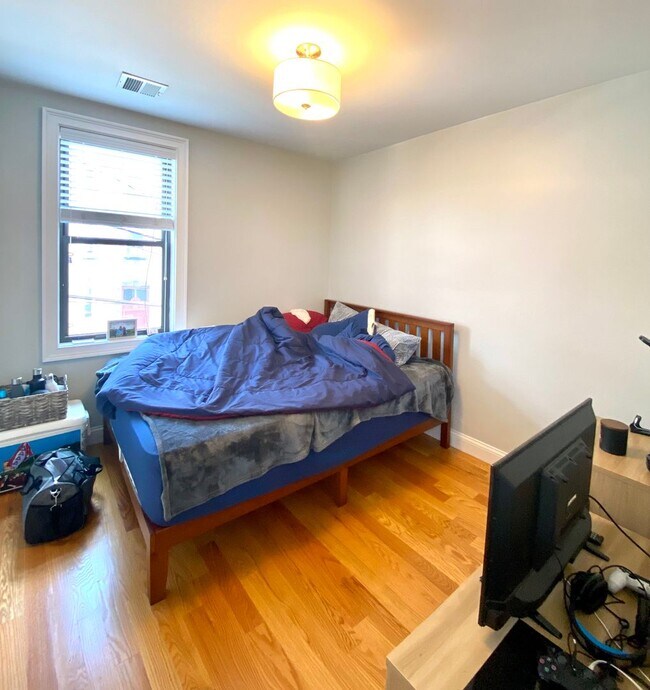 Interior Photo - 151-153 Meridian