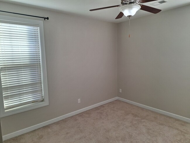 Building Photo - MARCH MOVE IN SPECIAL - $300 off FIRST FUL...