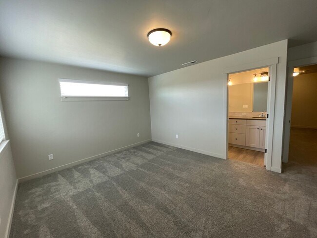 Building Photo - Townhome in Dry Canyon Community in NW Red...