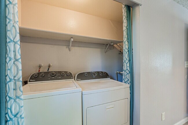 Building Photo - Available immediately, updated townhouse i...