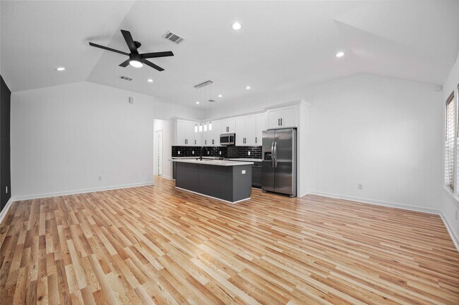 Building Photo - 5126 Pershing St