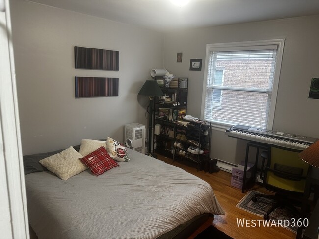 Building Photo - 2821 W Summerdale-2E