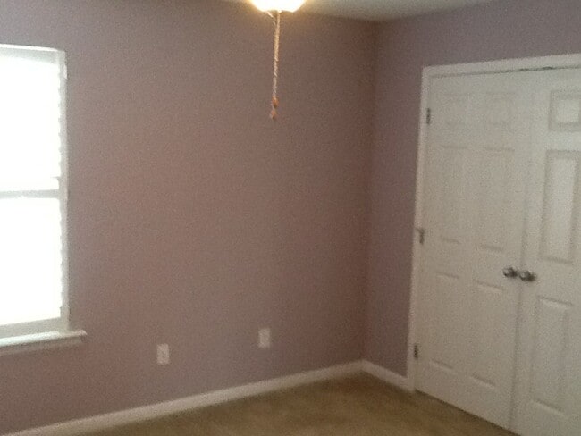 Building Photo - Late-September Move-in Ready!