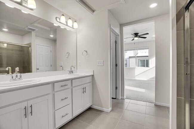 Building Photo - $3,330.95 with $300 off the first month's Rent - 4 Bedrooms, 3.5 Bathrooms, Townhouse in Broomfie...