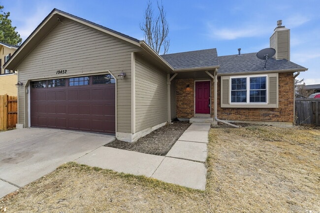 Building Photo - $2,540.95 - 4 Bed, 2 Bath Home in Aurora with Central AC, and In Unit Laundry!