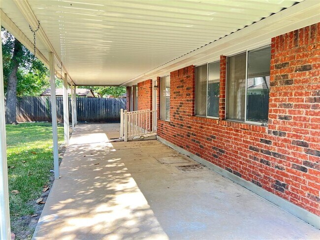 Building Photo - 9005 Martha's Dr