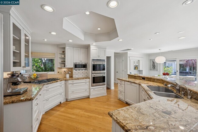 Building Photo - 783 Los Palos Manor