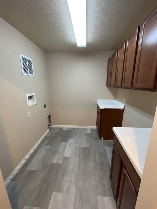 Building Photo - 44 Ranch 5 Bed, 3 Bath Home