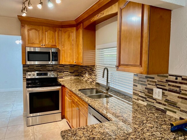 Building Photo - 1283 Anhinga Dr