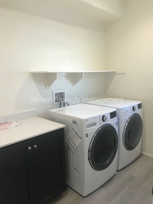 Building Photo - 581 Pioneer St