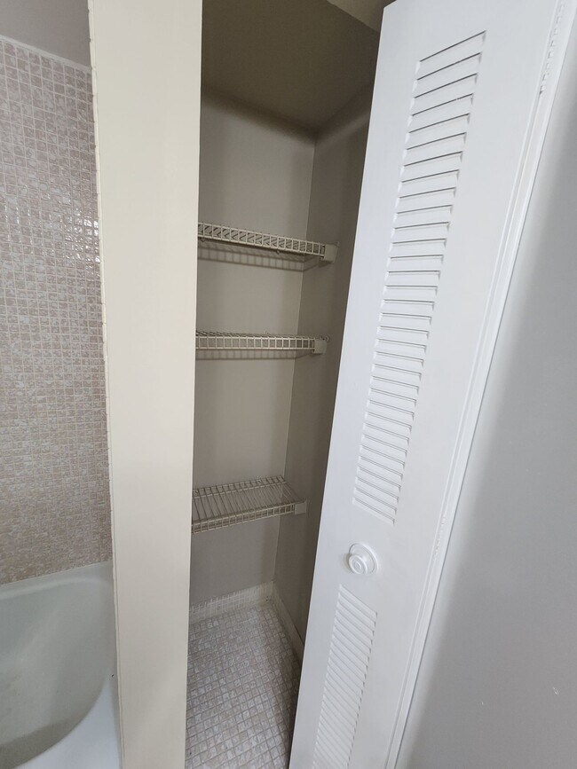 Building Photo - Large  1BR/1.5BA. No minimum Credit Score required!