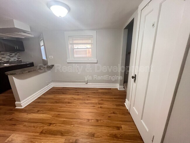 Building Photo - 5410 W Berteau Ave