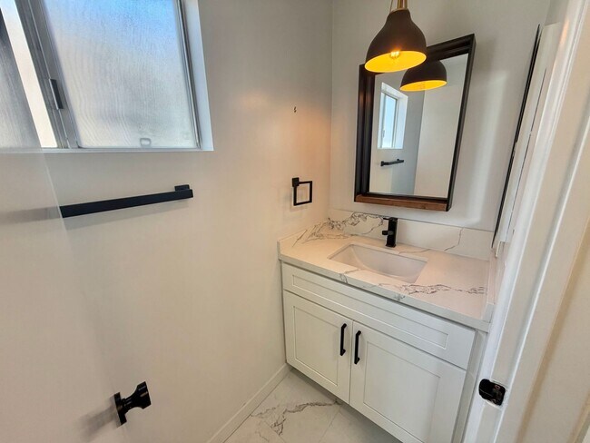 Building Photo - Hill Section 3BD Home with Large Backyard & Renovated Quartz Kitchen
