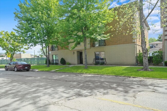 Building Photo - 3423 Ridgeland Ave