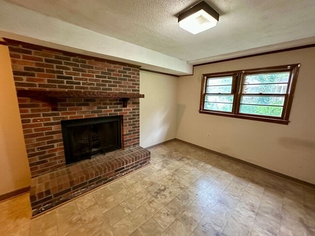 Building Photo - 3 Bedroom Home Close To Clemson Campus
