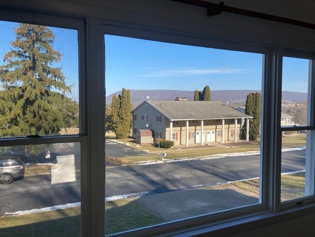 Building Photo - Three Bedroom House in Boalsburg Available for Mid-July