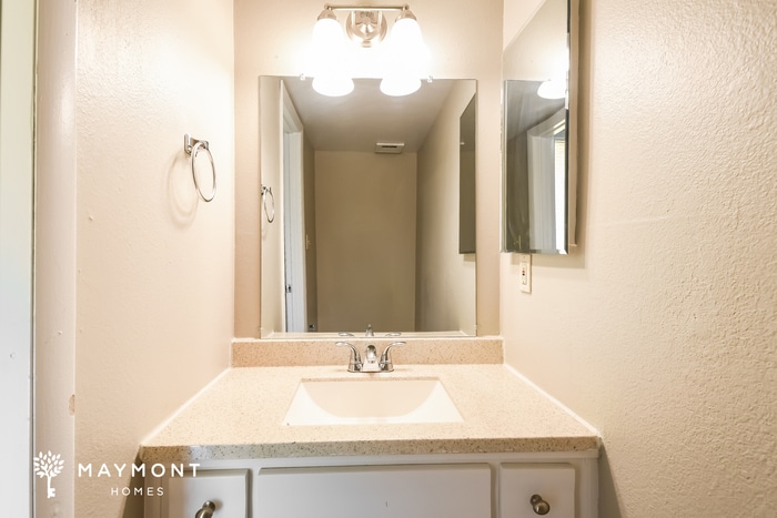 Building Photo - 2108 E Villa Ct