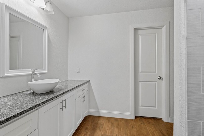 Building Photo - 715 Point Lookout Dr