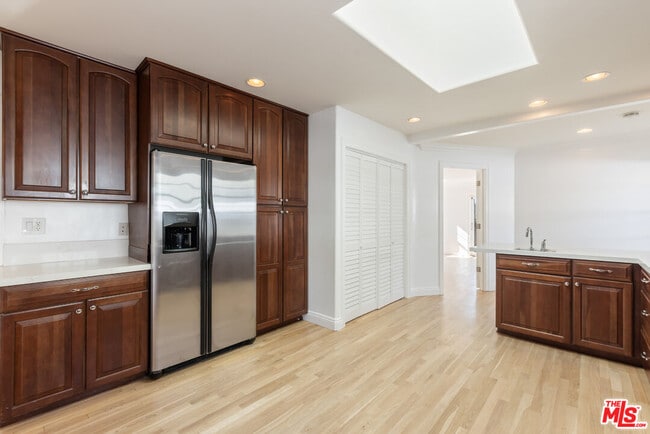 Building Photo - 1557 N Stanley Ave