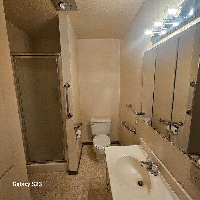 Building Photo - Spacious 2 bedroom 2 bath Condo