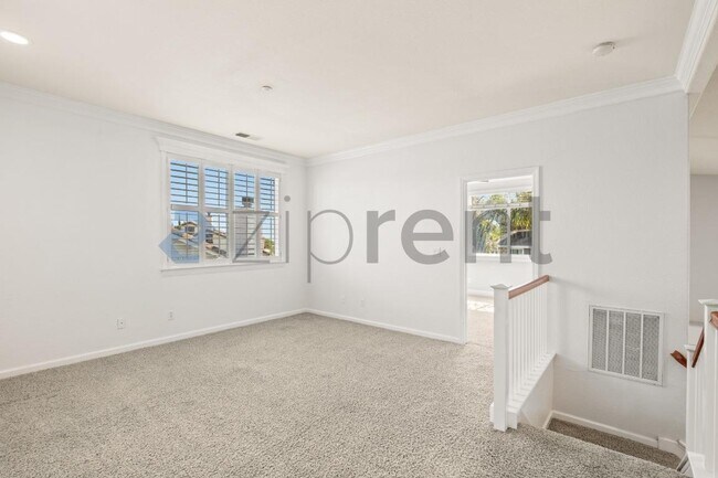 Building Photo - 338 Roundhill Dr