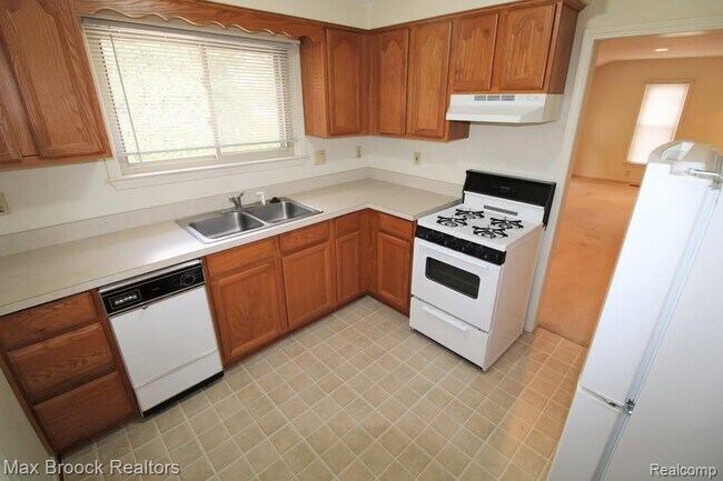 Building Photo - 368 S Wing St