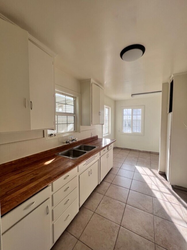 Building Photo - Spacious w/Large Yard!