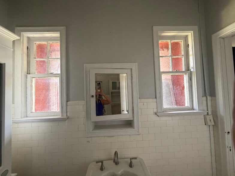 Building Photo - 4514 NE 1st Ave