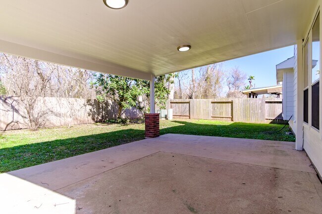 Building Photo - 2918 Five Oaks Dr