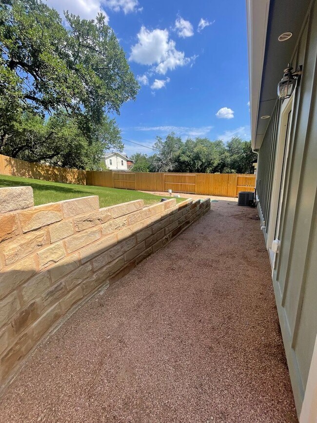 Building Photo - NEW ON MARKET