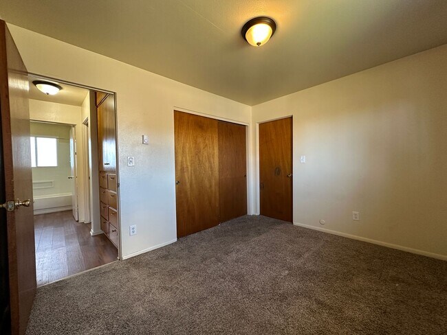 Building Photo - 903 W Delaware Ave