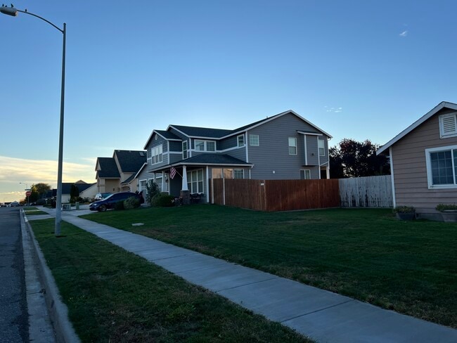 Building Photo - 4412 Valencia Dr