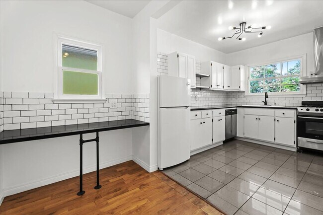 Building Photo - BEAUTIFUL FRENCH NORMANDY STYLE 2BR UNIT