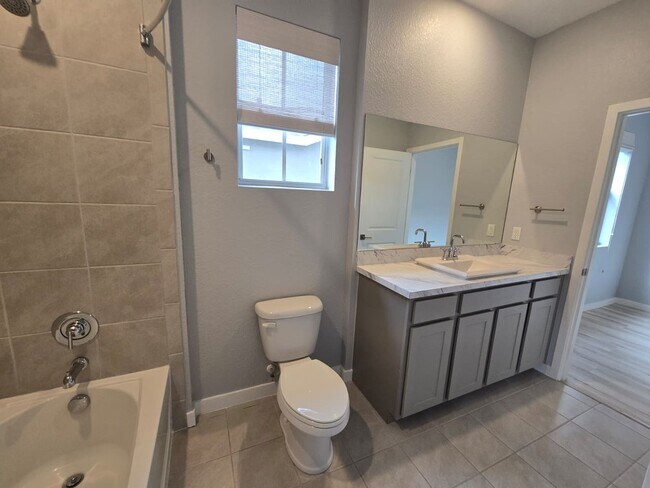 Building Photo - Bright and Easy-Living Home in Riviera Beach