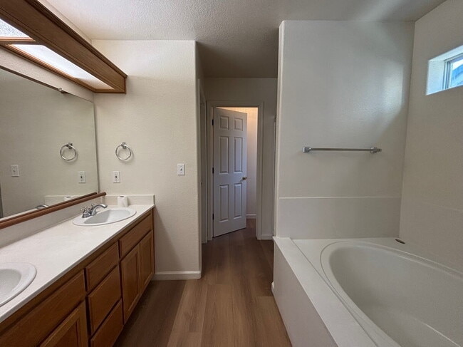 Building Photo - Well maintained 3 bedroom house in Newman