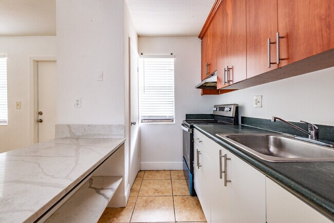 Building Photo - Charming 1-Bedroom Apartment in the Heart ...