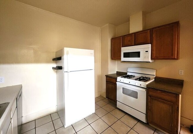 Building Photo - 2 Bed 1 Bath Plus Bonus Room in YOUNGS ENG...