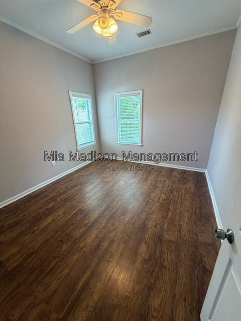 Building Photo - 305 W 39th St