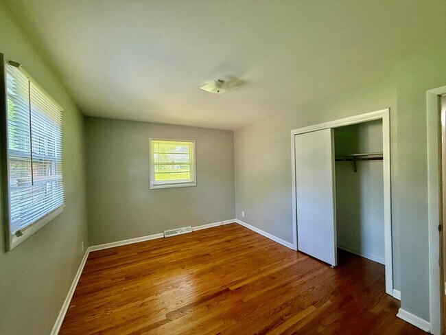 Building Photo - 209 Flintridge Dr