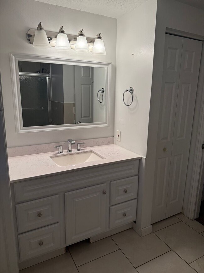 Building Photo - Half off first months rent - Beautiful home with lots of parking and central air