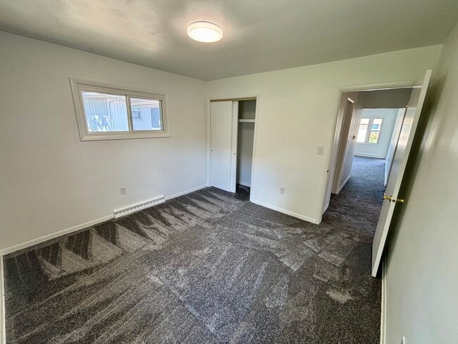Building Photo - Three Bedroom / Two Bathroom House AVAILAB...