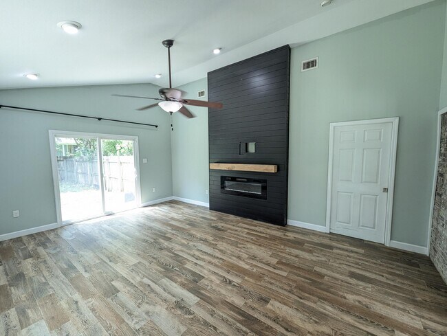 Building Photo - 8717 Sand Pine Dr