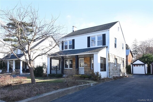 Building Photo - 27 Maple St