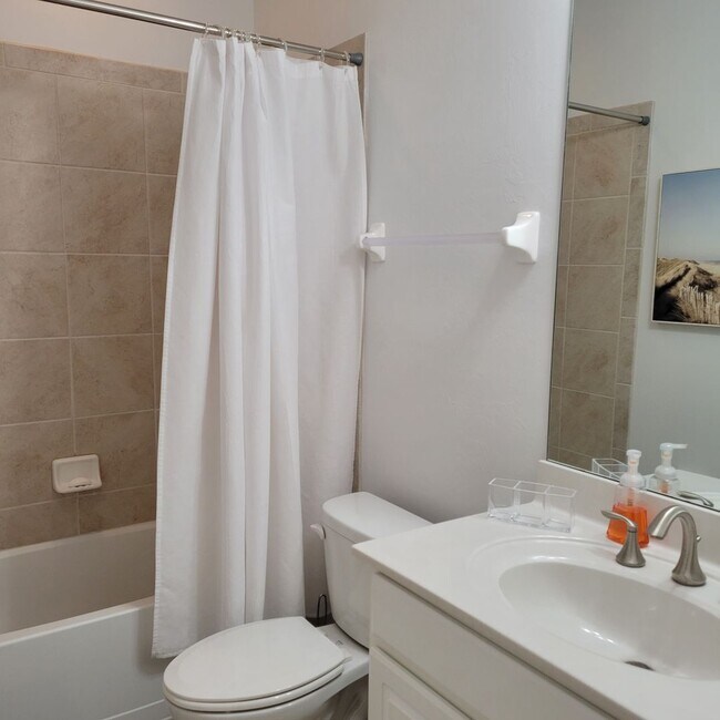 Building Photo - BACK ON THE MARKET-Seasonal/short term 3/2...